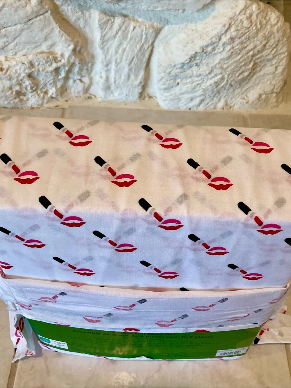 NWT kate spade New York White Sheet Set with Red Lips and Black Lipstick Print